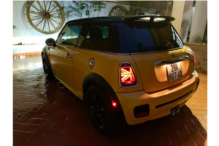 Những đường nét thiết kế mềm mại ở ngoại thất của xe MINI, hay dòng xe sang MINI Cooper S nói riêng mang một vẻ đẹp kinh điển dễ nhận diện, thiết kế của xe MINI cân bằng được giữa độ sang trọng, thể thao và đầy cá tính, khiến người yêu xe không thể không liếc nhìn khi nó lăn bánh xuống phố. Tổng thể chiếc hatchback 3 cửa này hài hoà hơn với bộ mâm đa chấu màu đen “ton sur ton” với màu sơn nóc xe.