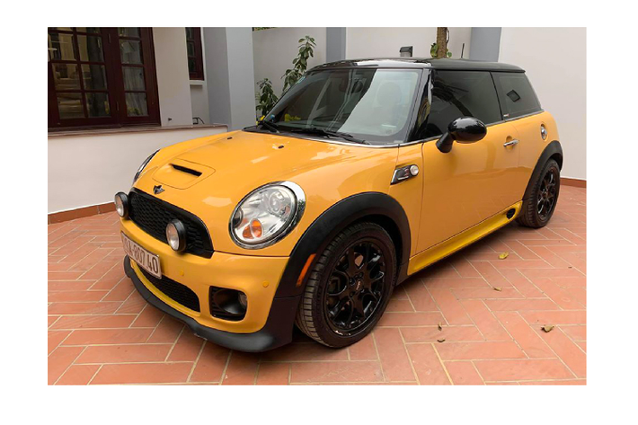 Chiếc xe MINI Cooper S đời 2008 này đang tìm chủ mới và được chào bán trên sàn xe cũ Hà Nội, xe chào bán với mức giá 485 triệu đồng, tức tiệm cận giá bán của một chiếc Toyota Vios 1.5 MT số sàn 3 túi khí (bản base) có giá 470 triệu đồng.