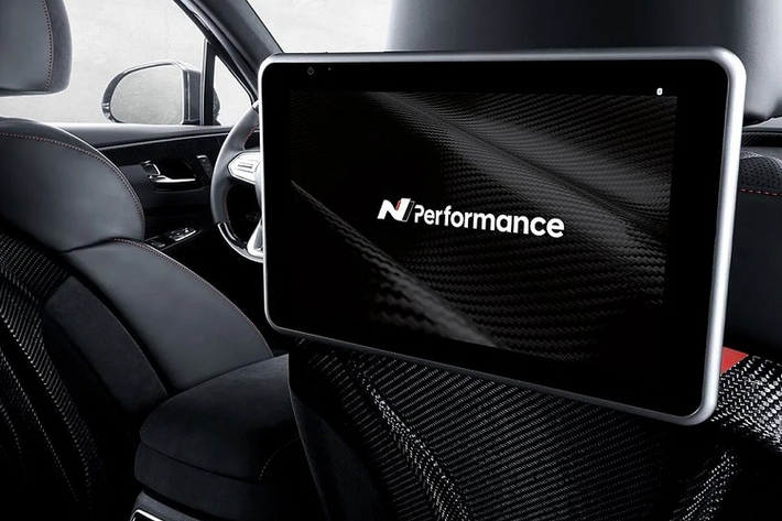  Giá xe Hyundai SantaFe 2021 tại Hàn Quốc dao động từ 32,2 - 39,86 triệu Won (khoảng 623 - 771 triệu đồng), xe có các cấu hình động cơ gồm 1.6 Hybrid, 1.6 Plug-in Hybrid hoặc máy dầu tăng áp 2.5L. Xe có cấu hình dẫn động 4 bánh toàn thời gian và sử dụng nền tảng khung gầm mới cho khả năng vận hành ổn định, linh hoạt hơn.