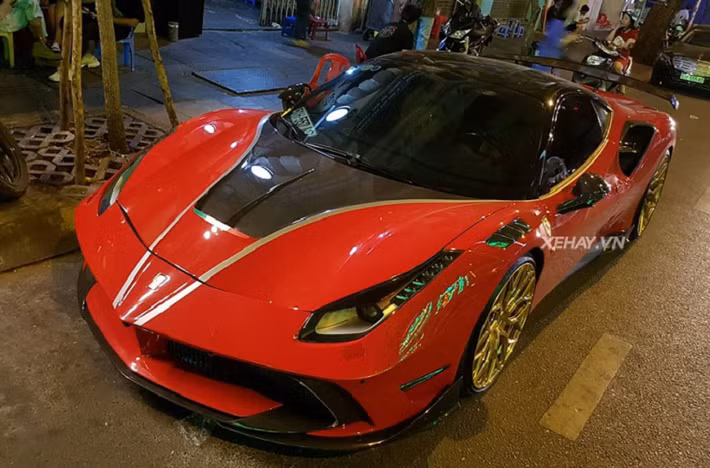 Sau khi độ đẽo lại, siêu phẩm Ferrari 488 GTB này đã trở thành chiếc 488 độ Mansory với ngoại hình độc đáo và hầm hố nhất tại Việt Nam.
