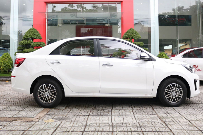 Cả 4 phiên bản của Kia Soluto đều sử dụng chung một động cơ xăng (I4) dung tích 1.4 lít, DOHC, Kappa, Dual CVVT cho công suất tối đa 94 mã lực tại 6.000 v/p và mô-men xoắn cực đại 132Nm tại 4.000 v/p. Sức mạnh được truyền xuống cầu trước (FWF) thông qua 2 phiên bản số sàn 5 cấp (5MT) và 1 phiên bản số tự động 4 cấp (4AT).