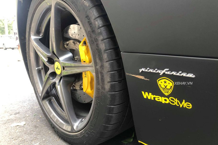 Ra mắt tại Frankfurt Motor Show 2011, Ferrari 458 Spider là phiên bản mui trần của 458 Italia. Bộ đôi phiên bản nhà 458 đều được lấy cảm hứng thiết kế từ hai "anh lớn" Ferrari Enzo và Millechili concept. Mẫu xe này được thiết kế với tính khí động học tối đa như lưới tản nhiệt phía trước được thiết kế với khả năng giảm sức cản không khí, khe hút gió ở gần đèn trước, khe khuếch tán bên dưới cản sau có tác dụng giảm luồng gió phía đuôi xe, giúp xe tăng tốc nhanh hơn.