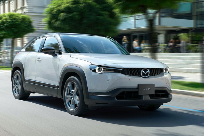 Mazda từng giới thiệu mẫu crossover chạy điện hoàn toàn MX-30 dành cho thị trường châu Âu vào tháng 5 năm nay, tuy nhiên mẫu xe này sẽ không được bán tại Nhật Bản với động cơ tương tự. Hãng xe Nhật Bản cho biết sẽ ra mắt Mazda MX-30 2021 mới tại quê nhà với hệ truyền động hybrid nhẹ (mild-hybrid) mang tên e-SkyActiv G.