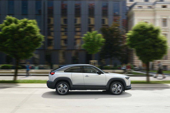 Hệ truyền động mới này là sự kết hợp giữa động cơ xăng hút khí tự nhiên 2.0L SkyActiv G với hệ thống hybrid nhẹ M Hybrid. Hiện tại vẫn chưa có các thông số cụ thể về hệ thống M Hybrid trên MX-30, nhiều khả năng sẽ tương tự M Hybrid trên Mazda3 và CX-30 ở châu Âu