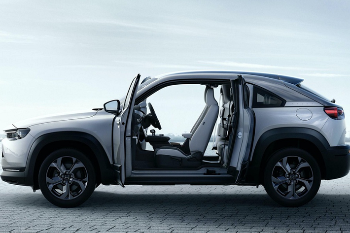 Giá xe Mazda MX-30 e-SkyActiv G vẫn chưa được công bố, mẫu xe này dự kiến được bán ra vào cuối năm nay tại Nhật Bản.