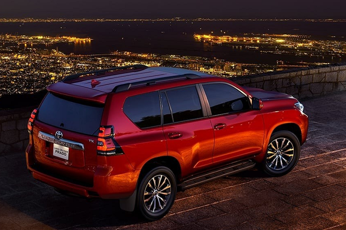 Gói an toàn Toyota Safety Sense trên Land Cruiser Prado 2021 được bổ sung một số tính năng như cảnh báo trước va chạm với người đi bộ vào ban đêm, cảnh báo lệch làn đường với tính năng rung vô-lăng, hỗ trợ nhận diện biển báo và một số tính năng khác.