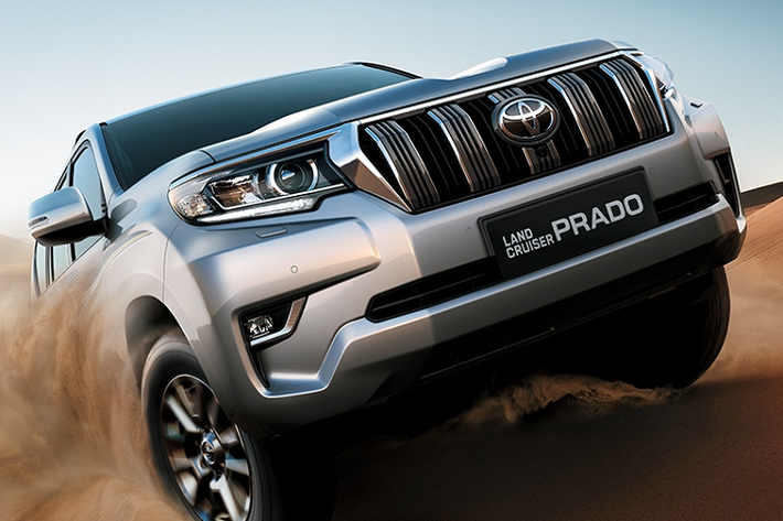 Đầu xe của Land Cruiser Prado khá hầm hố với lưới tản nhiệt dạng 5 thanh to bản mạ chrome, viền lưới tản nhiệt cũng được mạ chrome. Cản va trước được làm cơ bắp. Hệ thống đèn pha LED đi kèm projector, đèn định vị ban ngày và đèn sương mù được làm sắc sảo.