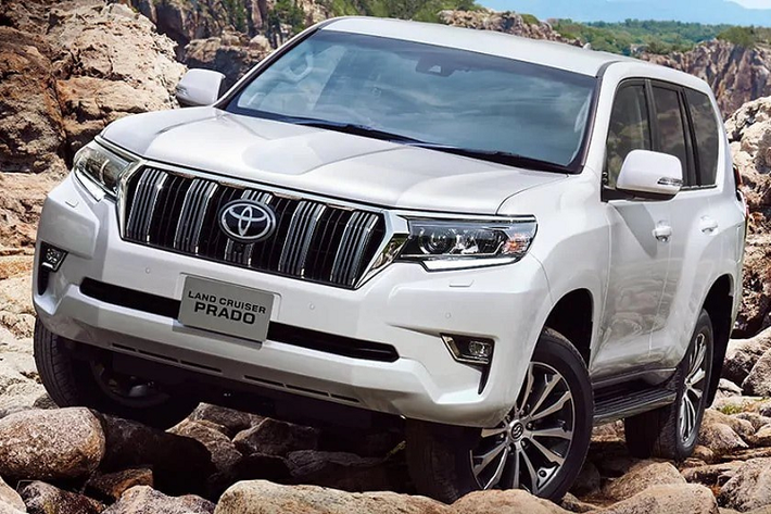 Tại Nhật, giá xe Toyota Land Cruiser Prado 2021 từ 34.250 USD (khoảng 792 triệu đồng bản tiêu chuẩn) đến 40.300 USD (khoảng 936 triệu đồng) cho bản Black Edition. Trong khi đó, thị trường Việt Nam vừa đón nhận Toyota Land Cruiser Prado 2020 hồi tháng 6. Giữa 2 đời xe không có nhiều sự khác biệt ở kiểu dáng. Tại Việt Nam, Toyota Land Cruiser Prado 2020 đang được phân phối với mức giá 2,38 tỷ đồng.