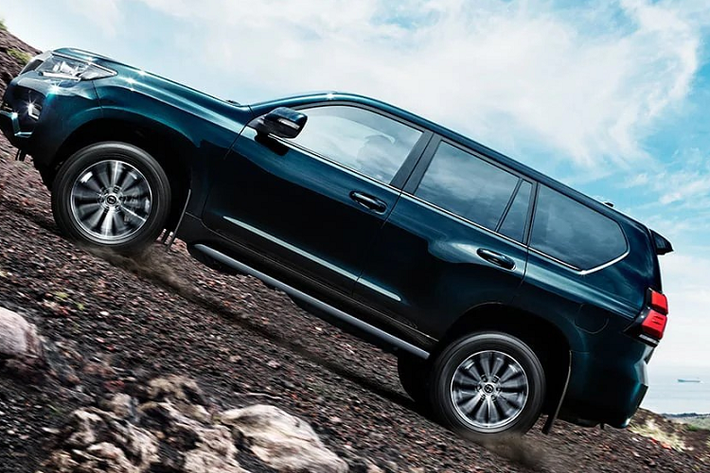Đầu tiên là nâng cấp ở động cơ. Land Cruiser Prado thế hệ mới vẫn sử dụng động cơ diesel 4 xy-lanh 2.8L nhưng bộ tăng áp trên phiên bản 2021 được làm to hơn. Nhờ vậy, công suất của động cơ được tăng từ 175 mã lực lên 201 mã lực. Rất có thể Land Cruiser Prado 2021 tại các thị trường khác cũng sẽ nhận được nâng cấp tương tự.