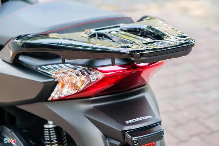 Honda SH 300i Total Black Edition sở hữu các số đo kích thước dài x rộng x cao tương ứng là 2.131 x 728 x 1.193 (mm), chiều dài cơ sở 1.438 mm và khối lượng ở mức 169 kg.