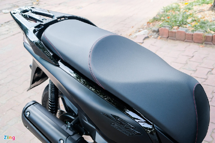 Xe sở hữu yên cao 805 mm, màu đen được chần chỉ đỏ tương phản. Dưới yên xe là bình xăng dung tích 9 lít và cốp có dung tích 19 lít.