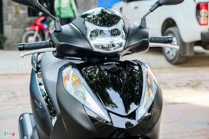 Ở phía trước, xe được trang bị cụm đèn chiếu sáng chính chia 2 tầng với logo SH được đặt ở giữa và đèn định vị tạo hình chữ V. Tất cả đều là dạng LED. Phần sau xe có tay dắt kích thước lớn được sơn đen bóng, đèn hậu hình chữ V ngược vuốt nhọn, sử dụng công nghệ LED.