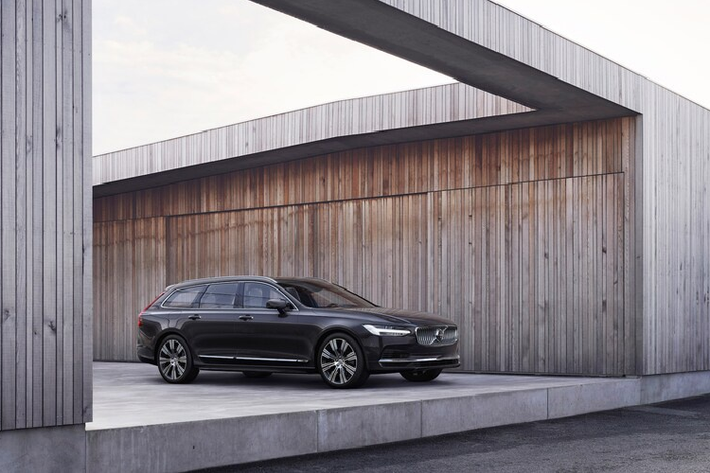 90-Series là dòng xe đầu bảng của Volvo, bao gồm XC90, S90, V90 và V90 Cross Country. Những mẫu xe này mang trong mình công nghệ tốt nhất của hãng xe Thụy Điển. Sang năm 2021, tất cả sẽ được nâng cấp để tăng tính cạnh tranh với các đối thủ từ Mercedes-Benz hay BMW.