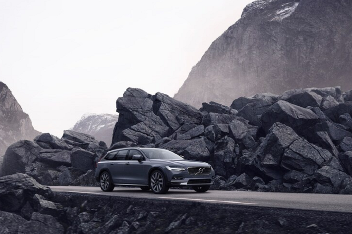 Tương tự, Volvo S90 T8 2020 đắt hơn 9.550 USD so với bản T6, sang phiên bản 2020, S90 Recharge đắt hơn S90 T6 5.400 USD. Hãng điều chỉnh giá bán nhằm kích cầu, bản Recharge cũng có giá trị tốt hơn bản T8 với những bổ sung về trang bị tiêu chuẩn.