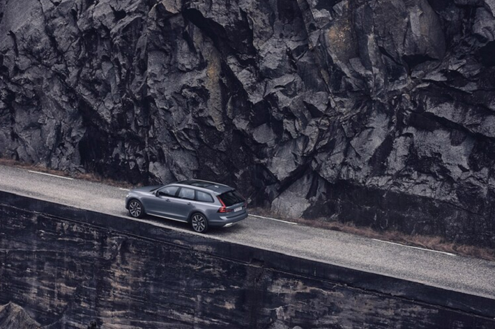 Cụ thể tại Mỹ, giá xe Volvo XC90 Recharge mới sẽ bán ra từ 64.445 USD, thấp hơn bản T8 trước đây 3.550 USD. Volvo S90 Recharge 2021 sẽ có giá từ 61.045 USD, thấp hơn bản S90 T8 2020 3.150 USD.