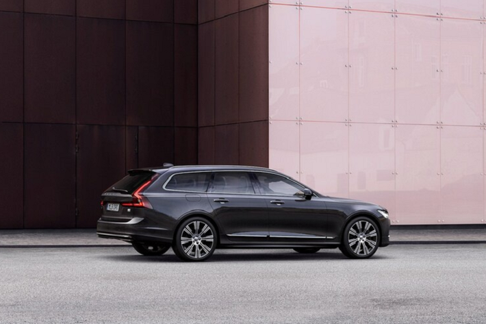 Xe cũng được trang bị hệ thống lốp mới, đầu ra ống xả cũng được ẩn đi. So với thế hệ 2020, ngoại hình của V90 ít gồ ghề hơn. Đèn hậu được làm lại tương tự S90. Trong cabin, xe sở hữu bảng điều khiển mới với các cửa điều hòa tái thiết kế. Hệ thống điều hòa có chức năng lọc tăng cường, có thể xử lý các hạt bụi có kích thước nhỏ tới 2,5 micron.