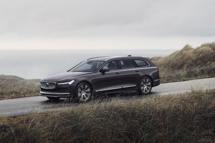 Ở phiên bản 2021, Volvo V90 Cross Country được làm mới, các chi tiết trang trí bằng nhựa trên cửa được loại bỏ để tăng tính thẩm mỹ. Lưới tản nhiệt thể thao hơn, phần đầu xe thiết kế lại, nhô ra phía trước hơn nhằm tạo một ngoại hình cứng cáp.