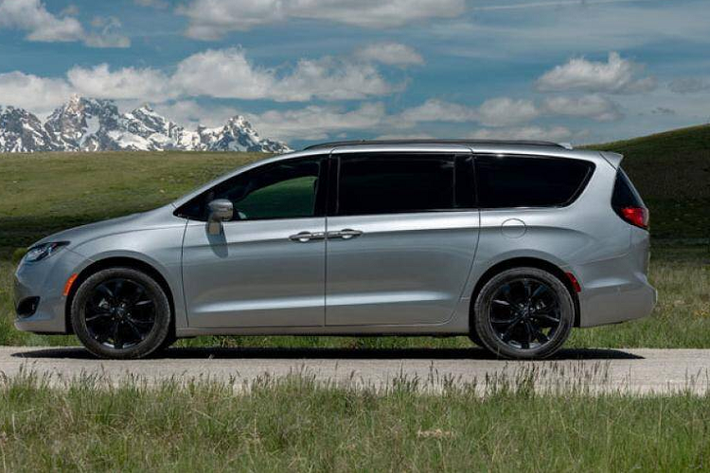 Chrysler Pacifica 2020 (giá khởi điểm: 34.045 USD, số chỗ ngồi tối đa: 8)