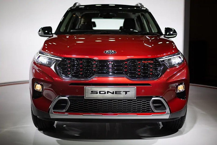 Bỏ ra số tiền trên, khách hàng sẽ nhận về mẫu SUV cỡ B sở hữu thiết kế nhỏ gọn và trẻ trung. Là mẫu xe toàn cầu nhưng Kia Sonet giá rẻ lại sở hữu thiết kế lấy cảm hứng từ văn hóa Ấn Độ. Trên đầu xe, Kia Sonet được trang bị nắp ca-pô dập gân, lấy cảm hứng từ những chú voi con. Nếu nhìn từ phía trên, nắp ca-pô của xe còn gợi liên tưởng đến ngà voi.