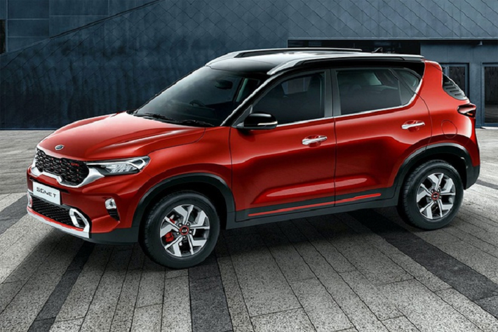 Những trang bị đáng chú ý khác của Kia Sonet tại thị trường Ấn Độ bao gồm ghế trước thoáng khí, hệ thống lọc không khí với tính năng bảo vệ khỏi vi-rút, hệ thống âm thanh Bose, đèn viền nội thất thay đổi màu theo âm thanh, cửa sổ trời, khay sạc điện thoại thông minh không dây và cửa gió điều hòa hàng ghế sau.