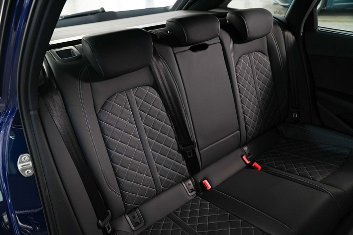 Giá xe Audi A4 Avant 45 TFSI Quattro S line Black Edition bán ra từ3,399 triệu baht (tương đương 2,527 tỷ đồng). Xe có 5 tùy chọn màu sắc gồm trắng, đen, xám, đỏ và xanh.