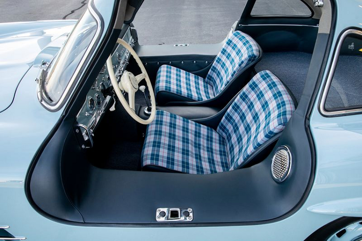 Bên cạnh đó, nội thất xe đã được bọc lại, với các tấm vải kẻ sọc caro màu xanh trên đệm ghế rất hợp rơ với ngoại thất, đồng thời bổ sung da màu xanh lam trên các viền ghế, cánh cửa, ngưỡng cửa và bộ ngăn trung tâm.