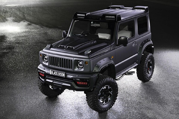 Ở phía trước, Suzuki Jimny Black Bison Edition mới đã loại bỏ đi kiểu lưới tản nhiệt nguyên bản, thay vào đó là lưới tản nhiệt nan dọc tương tự của Jeep. Hệ thống chiếu sáng trên xe cũng được làm mới với phần ốp đèn pha kiểu cách hơn. Cản trước xe loại bỏ đi đèn phá sương dạng tròn thay vào đó là dãy LED mới.