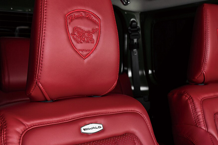 Di chuyển ra phía sau, có thể Jimny Black Bison đã được trang bị ốp cản sau hầm hố hơn đi kèm cánh lướt gió độc đáo phía trên. Ngoài ra, cũng không thể bỏ qua bộ ốp vòm bánh xe đã mang tới cho Jimny ngoại hình cơ bắp và bề thế hơn. Nằm bên dưới ốp chắn bùn là bộp lốp dành riêng cho việc vượt địa hình.