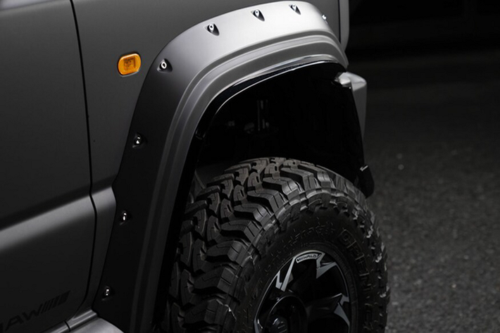 Chưa dừng lại ở đó, khi bước vào bên trong cabin, Jimny đã được Wald International cung cấp hàng loạt trang bị sang trọng như ghế bọc da thêu họa tiết nổi khối kim cương, thảm trải sàn cao cấp và vô lăng dược thiết kế độc đáo hơn cho phiên bản đặc biệt.