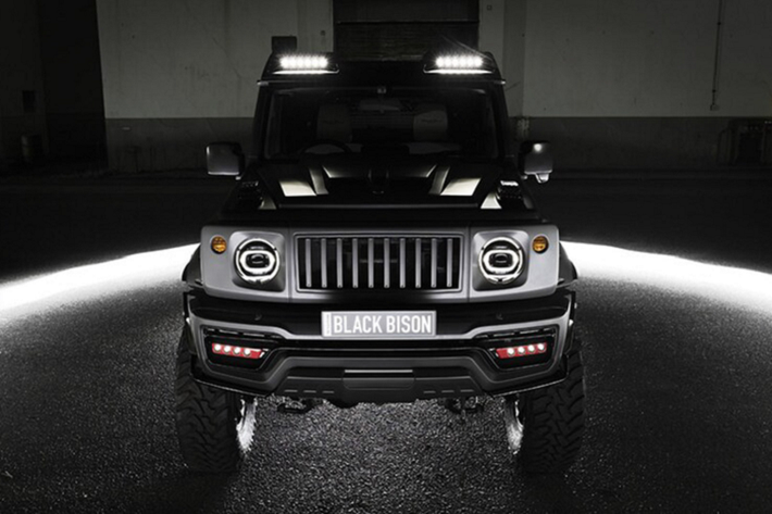 Có lẽ chính vì vậy mà các chuyên gia của hãng độ Wald International từ Nhật Bản đã quyết định đem đến cho chiếc SUV 4x4 nhỏ bé này vẻ ngoài hào nhoáng hơn, nội thất sang trọng hơn và một số trang bị hỗ trợ mục đích việt dã.