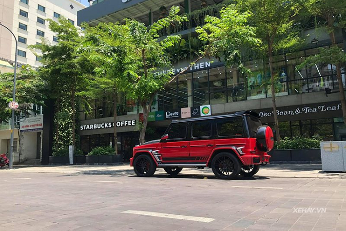 Logo Brabus to bản đặt ngay chính giữa lưới tản nhiệt và hai khe lấy gió trên nắp ca-pô là những chi tiết gia tăng nét thể thao cho xe