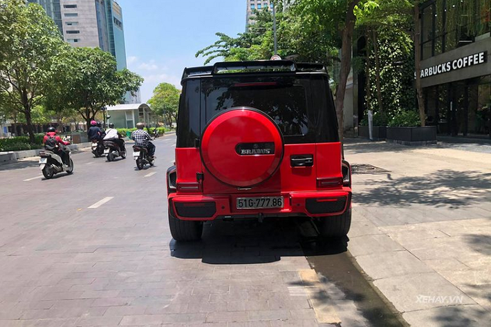 Với gói độ Brabus 700 Widestar, chiếc SUV nước Đức đã được nâng cấp rất nhiều chi tiết như đèn LED trợ sáng ở bậc lên xuống, hộc bánh xe được tái thiết kế và nhô ra ngoài nhiều hơn, tích hợp thêm 2 khe thoát gió giả ở hộc bánh xe trước, cản trước/sau mới với phong cách bụi bặm, mâm xe đa chấu sơn đen, nắp ca-pô bằng sợi carbon thửa riêng và đặc biệt là bộ cánh đỏ/đen tương phản đầy ấn tượng.