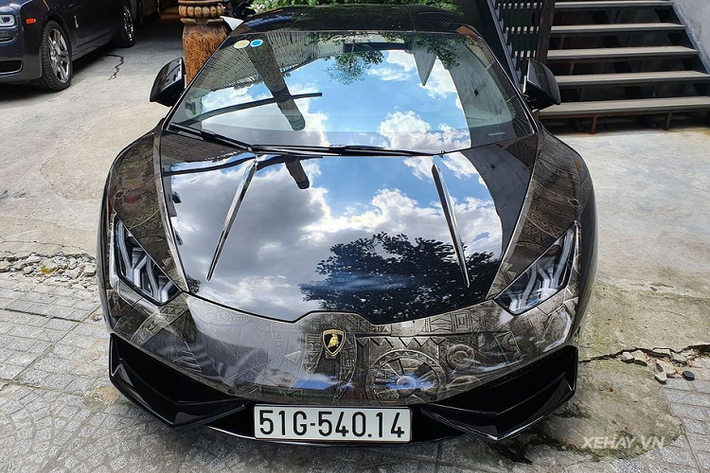 Như đã chia sẻ ở trên, điểm nổi bật trên siêu phẩm Lamborghini Huracan màu độc này chính nằm ở lớp dán decal hình hoa văn rất đặc trưng ở thân xe. Trên thân xe, logo quán cà phê Amazing Coffee cũng được in to bản và nổi bật.