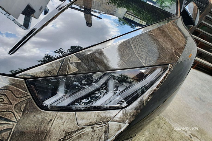 Lamborghini Huracan LP610-4 có bộ khung làm từ sợi carbon/nhôm hybrid, thân xe chất liệu nhôm và composite. Kích thước dài, rộng, cao của xe lần lượt là 4.459 x 1.924 x 1.165 mm. Chiều dài cơ sở 2.620 mm và trọng lượng khô 1.422 kg. Bên dưới nắp kính sau khoang lái, Lamborghini Huracan sử dụng khối động cơ V10 5,2 lít được “thửa” từ “đàn anh” Gallardo nhưng công suất đã được cải tiến lên 602 mã lực và mô-men xoắn 560 Nm. 