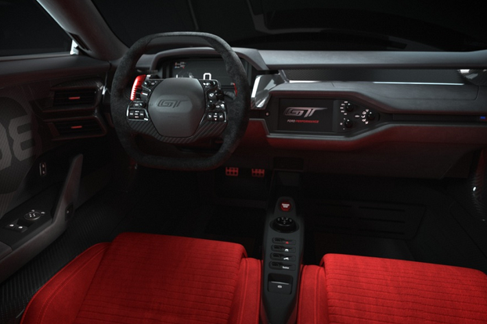 Bước vào bên trong, GT Heritage Edition nổi bật với màu đỏ của ghế da Alcantara và lẫy chuyển số. Khu vực táp-lô, vô lăng và trần xe sử dụng da Alcantara màu đen tạo sự tương phản. Một vài chi tiết nhỏ trên vô lăng và ghế ngồi sử dụng vật liệu carbon.