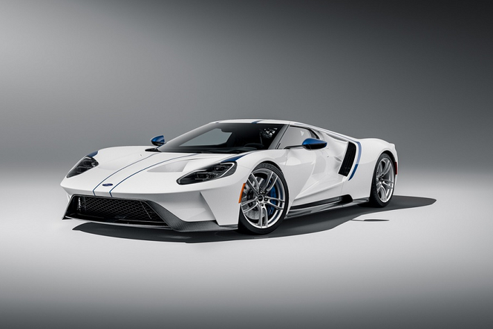 Nếu cảm thấy phiên bản Heritage Edition không phù hợp với phong cách hiện đại, khách hàng có thể cân nhắc đến phiên bản Studio Collection. Thiết kế đồ họa bên ngoài là sự kết hợp giữa Ford Performance và Multimatic, trưởng bộ phận thiết kế của Multimatic chia sẻ các đường sọc và điểm nhấn bên ngoài giúp gợi lên cảm xúc về tốc độ và thu hút ánh nhìn từ những người xung quanh.