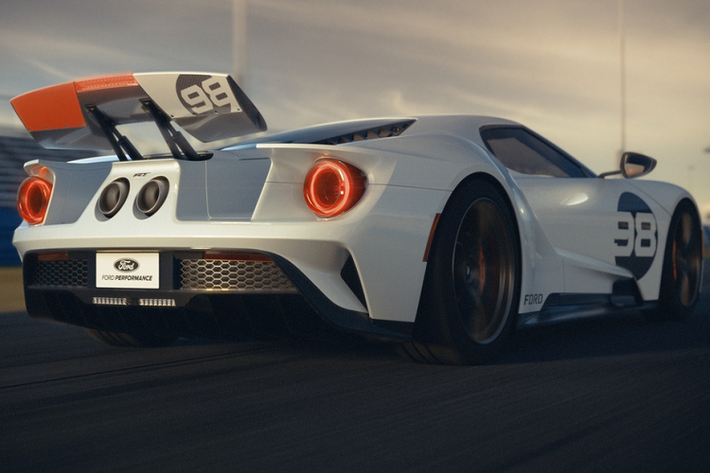 Phần đuôi phía sau nổi bật với cánh gió được sơn theo phong cách bất đối xứng cùng số 98, con số từng mang lại chiến thắng cho đội Ford vào năm 1966.