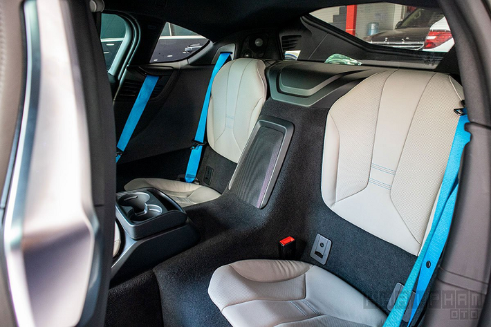 BMW i8 được phát triển trên cấu trúc LifeDrive với thiết kế ghế ngồi 2+2, hàng ghế thứ 2 xe chỉ dành cho trẻ em bởi kích thước nhỏ. Ghế ngồi của xe bố trí khá thấp bởi hệ thống khung gầm chỉ có trọng tâm khoảng 46cm. Khoang nội thất xe còn sử dụng nhựa gia cường sợi carbon, điều này giúp i8 giảm trọng lượng xe đáng kể và gia tăng độ bền.