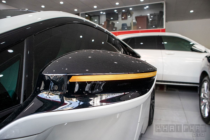 Ở ngoại thất, BMW i8 cũ này sở hữu màu Trắng ngọc trai, điểm xuyết bởi những chi tiết sơn đen bóng đầy thể thao và trẻ trung. Đầu xe vẫn mang vẻ cơ bắp với cản trước được thiết kế khí động học gồm các đường chia gió được sơn đen bóng kèm theo cảm biến hỗ trợ đỗ xe phía trước. Nắp ca-pô xe có thiết kế hốc gió giúp tản nhiệt cho động cơ xăng đốt trong.