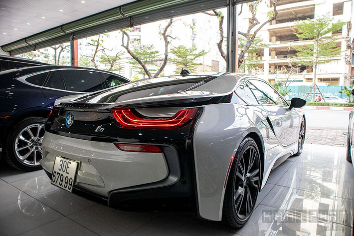 BMW i8 được trang bị động cơ lai giữa máy xăng 1.5L 3 xi-lanh với công nghệ BMW TwinPower Turbo và động cơ điện pin Lithium-ion cho xe tổng công suất 362 mã lực ghép nối cùng hộp số tự động 6 cấp. Động cơ đốt trong của BMW i8 sẽ sử dụng hệ dẫn động cầu sau và động cơ điện với hệ dẫn động cầu trước.