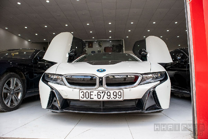 Cuối năm 2013, siêu xe BMW i8 chính thức ra mắt công chúng toàn cầu tại Triển lãm xe quốc tế IAA Frankfurt Motor Show với phiên bản động cơ xăng lai điện. Mẫu xe này ra mắt đánh dấu những bước phát triển mới của hãng xe nước Đức sau phiên bản BMW i3 đã xuất hiện trước đó. BMW i8 được đánh giá cao bởi thiết kế thể thao và mang xu hướng tương lai.