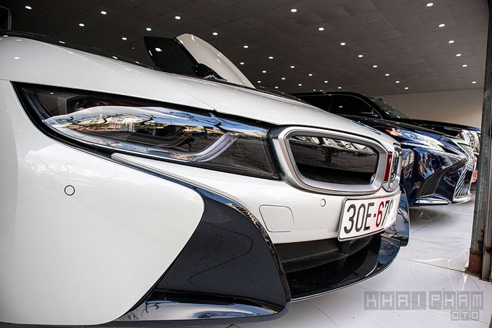 BMW i8 tại Việt Nam không được phân phối chính hãng mà xe chỉ về nước theo dạng đặt hàng từ những nhà nhập khẩu xe hơi tư nhân, chính vì vậy xe có mức giá cao khoảng 8 tỷ đồng. Nhưng hiện nay, người dùng có thể mua những chiếc i8 đã qua sử dụng với mức giá chỉ bằng một nửa, tức là khoảng hơn 4 tỷ đồng.