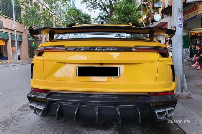 Điểm nổi bật nhất của siêu SUV Lamborghini Urus tại TP HCM này chính là mui xe sợi carbon có các đường gân dập nổi và bốn khe thoát khí vô cùng cá tính, đi kèm còn có bộ chia gió trước mới cắt xẻ táo bạo, viền khe hút gió mới làm từ sợi carbon.
