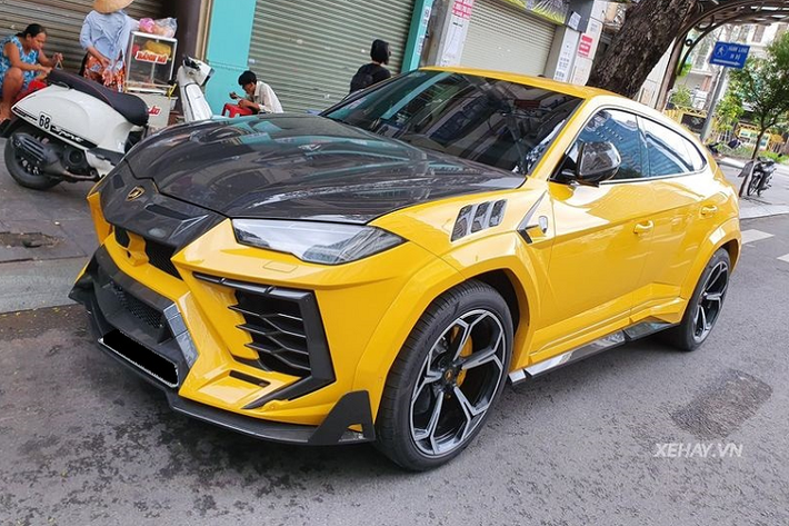 Tính đến thời điểm hiện tại, đã có hơn 10 chiếc siêu SUV Lamborghini Urus "định cư" tại Việt Nam, nhưng chỉ có một chiếc duy nhất được độ bodykit thân rộng Venatus siêu hầm hố của Mansory, đặc biệt hơn nữa khi gói độ này được hoàn thiện bởi bàn tay của những người thợ Việt.
