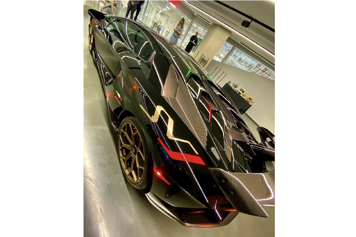 Với số lượng sản xuất 963 chiếc, những vị chủ nhân may mắn có thể sở hữu chiếc xe Lamborghini Aventador SVJ cũng như lựa chọn những phong cách phối màu độc đáo cho chiếc xe yêu quý của mình. Ngoài bảng màu và các tùy chọn cơ bản, các vị chủ nhân hòan toàn có thể tìm đến bộ phận cá nhân hoá Ad Personam – nơi biến những ý tưởng của họ thành hiện thực.