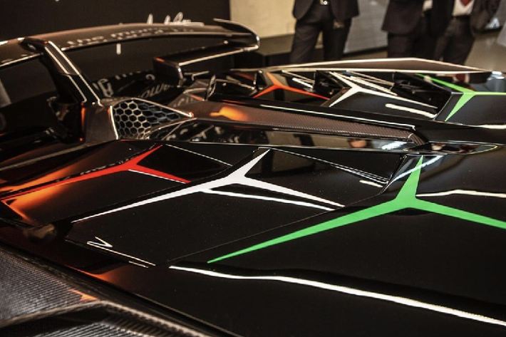 Số lượng những chiếc siêu xe Lamborghini Aventador SVJ màu độc trên thế giới không ít, tuy nhiên chiếc xe này nổi bật với các họa tiết trang trí đi kèm độc đáo cũng như các đường màu phối đem lại một vẻ đẹp lạ mắt, độc đáo cho chiếc xe.