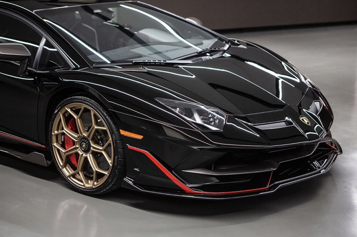 Thông qua bộ phận này, hằng năm, giới mê xe đã có cơ hội được chiêm ngưỡng rất nhiều những chiếc xe với vẻ đẹp lộng lẫy, độc đáo khác nhau. Có thể nói, SVJ là một trong những dòng xe của Lamborghini có nhiều phiên bản cá nhân hóa nhất bởi kể từ khi được đưa vào dây chuyền sản xuất, giới mê xe đã được chiêm ngưỡng rất nhiều chiếc xe với những phối màu đặc biệt.