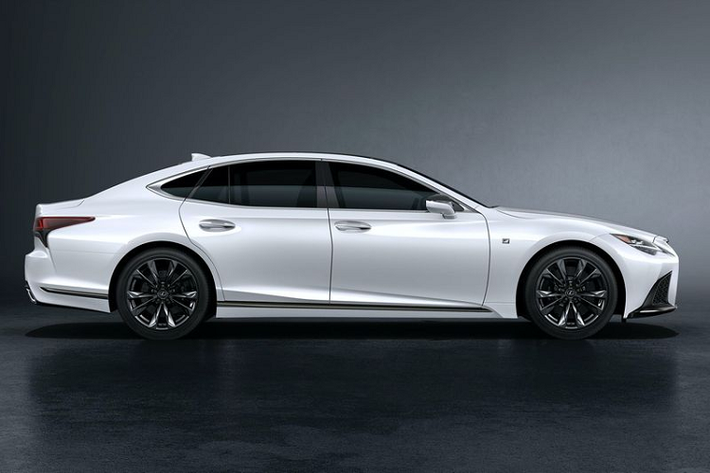 Về thiết kế, Lexus LS thế hệ mới sở hữu mặt trước sửa đổi với đèn pha ba bóng mới tích hợp đèn ngày LED hình chữ L, cản trước tinh chỉnh với các hốc hút gió bên cạnh và viền mạ crôm ở cạnh dưới. Ngoài ra, màu sắc của lưới tản nhiệt hình con suốt ở trung tâm cũng đã được đổi thành màu kim loại tối.