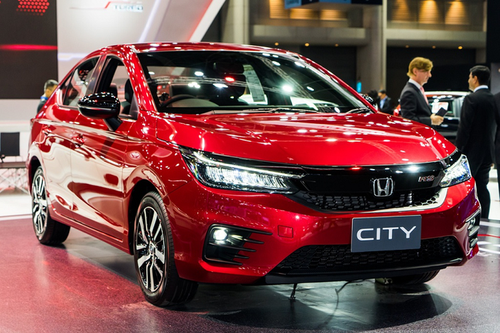 Chi tiết duy nhất của Honda City thế hệ mới được hé lộ là hệ thống đèn chiếu sáng hoàn toàn bằng LED. Trang bị này đã quá quen thuộc đối với những ai đang trông chờ mẫu xe này. Tháng 11/2019, City thế hệ thứ 5 đã được ra mắt lần đầu tại Thái Lan. Cách đây vài ngày, mẫu sedan hạng B này cũng vừa được giới thiệu tại Ấn Độ.