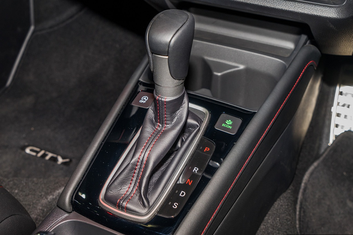 Danh sách trang bị an toàn trên City 2020 được thừa hưởng từ đời trước với 6 túi khí, phanh ABS/EBD, hệ thống ổn định thân xe VSA, hỗ trợ khởi hành ngang dốc HSA và camera lùi. Gói công nghệ Honda Sensing chưa được áp dụng trên Honda City thế hệ mới.